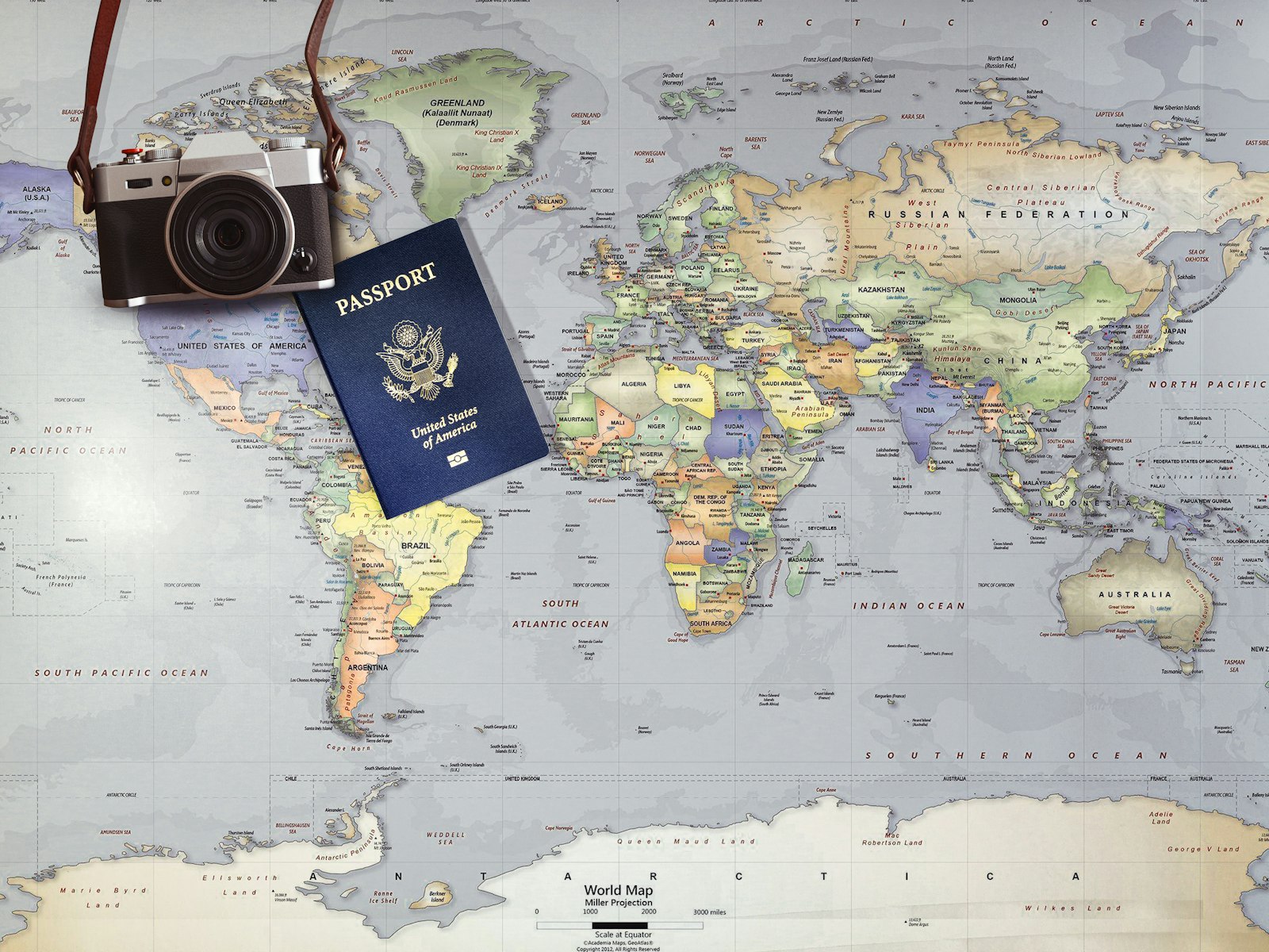 Wereldkaart met een camera en een paspoort om een reis buiten Europa te plannen
